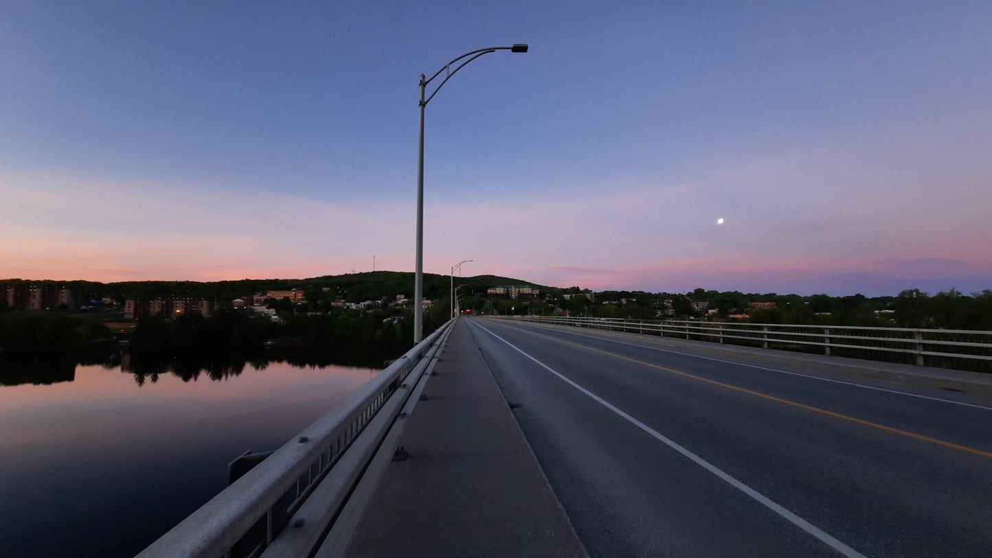 Trouve La Lune Aube Du 28 Mai 2021 (Sur Pont Jacques Cartier)