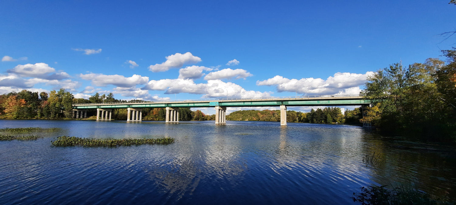 26 Septembre 2021 16H51 (Vue T1) Rivière Magog À Sherbrooke. Pont Jacques Cartier Ciel Bleu