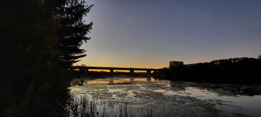 Crépuscule Du 6 Octobre 2021 18H31 (Vue P1)  Rivière Magog À Sherbrooke. Pont Jacques Cartier.