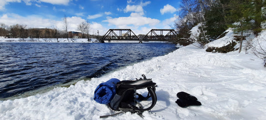 Trouve Le Sac À Dos La Pelle Et Les Gants